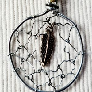 Drömfångar halsband metallfjäder